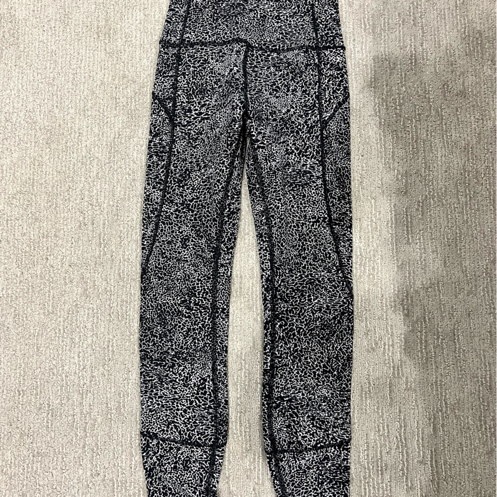 Lululemon black and white 7/8 leggings